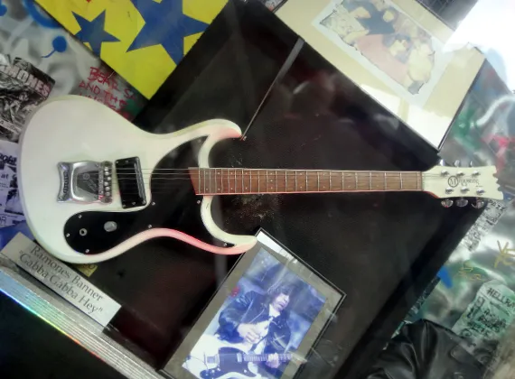 hang10 the guitars of Johnny Ramone